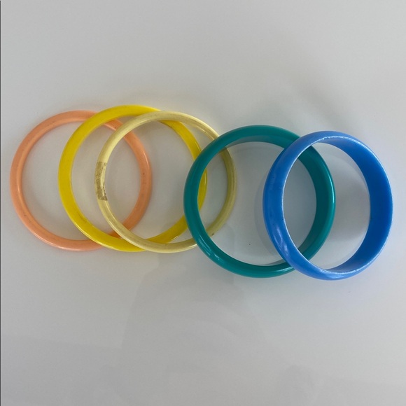 27x vintage plastic rainbow bracelets from 80s & 90s - Picture 10 of 11